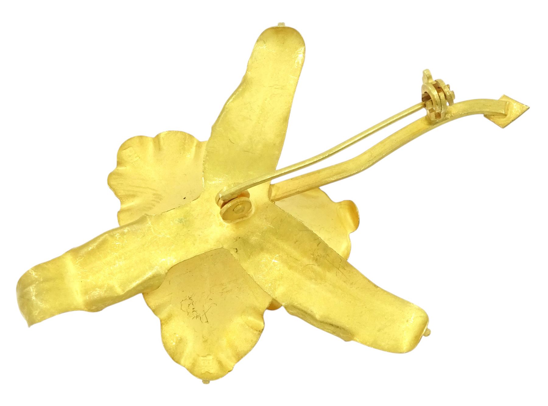 18ct gold single stone cultured pearl orchid brooch, stamped