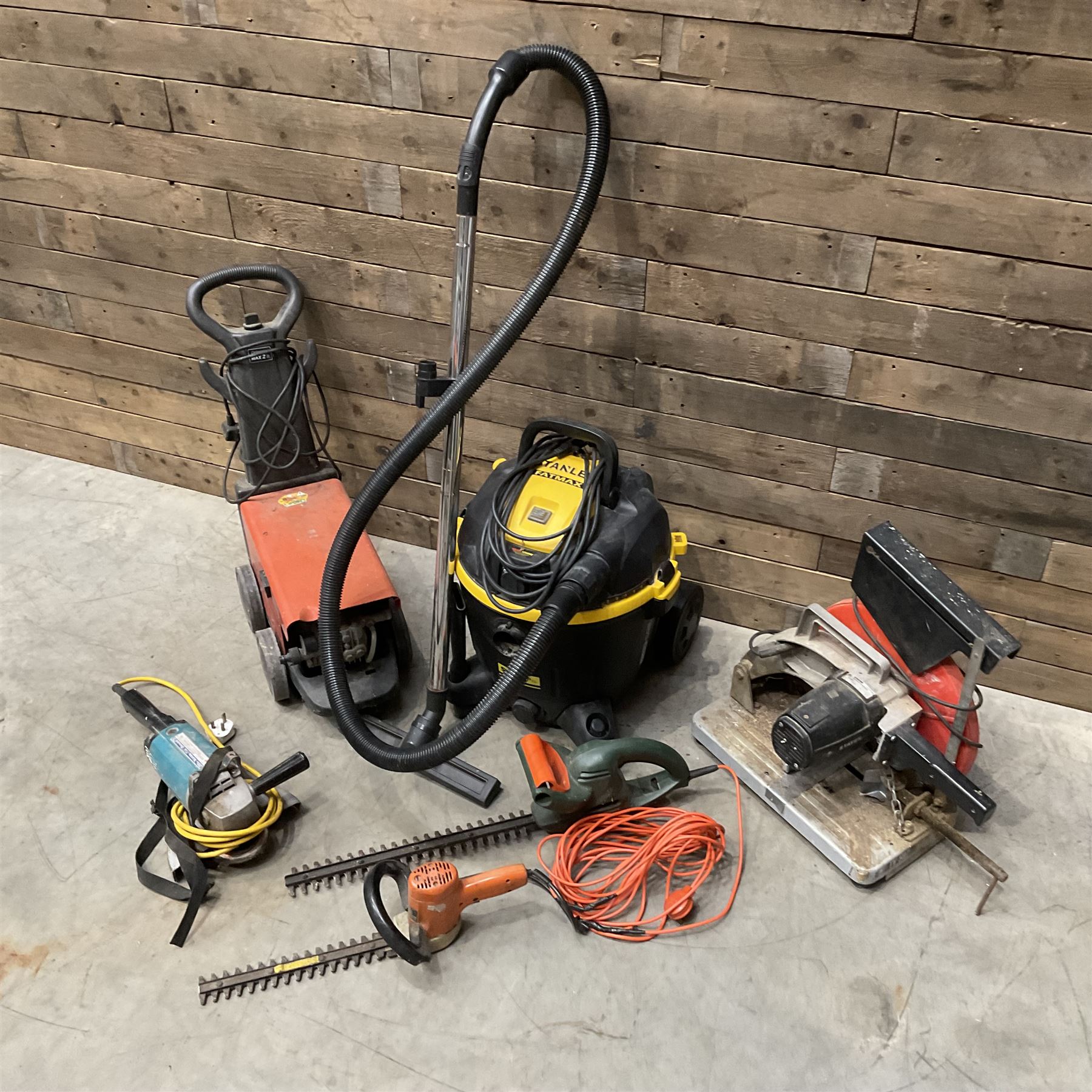Stanley FatMax SXF35PTD wet and dry vacuum, a Makita 9609B grinder, two hedge cutters, a Karjet 2700w and a Stayer TV507 chop saw