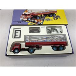 Corgi - eighteen Chipperfield's Circus die-cast models comprising Nos.97885, 31902, 97915, 14201, 11201, 31901, 97887, 97957, 96905, 97022, 17801, 97303, 07202, 97092, 97886, 97896, 97888 and 97889; all boxed (18)