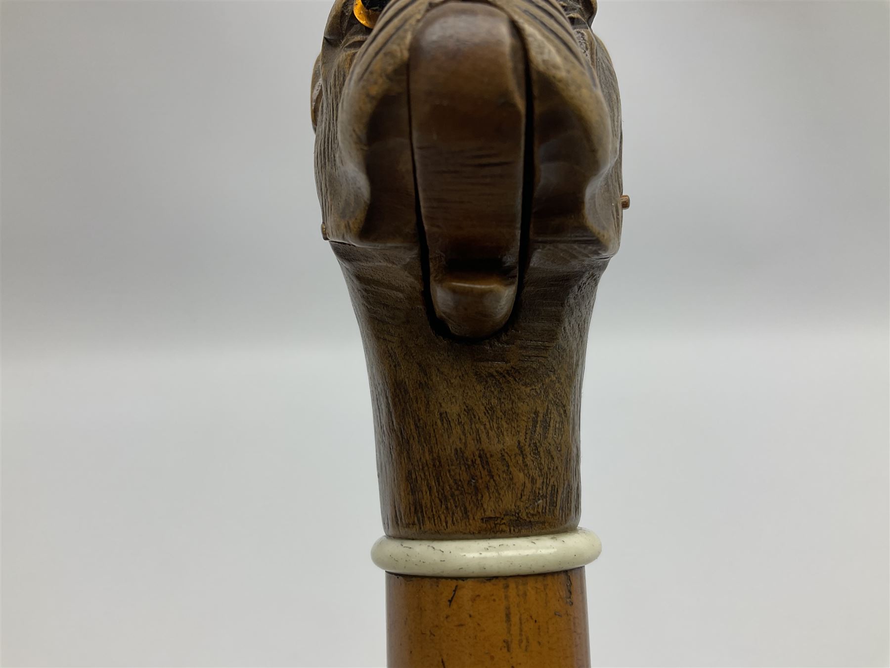 20th century walking cane, the carved wooden handle modelled as the head of a boxer dog with inset glass eyes and articulated and sprung jaw, upon a tapering Malacca shaft, L86.5cm
