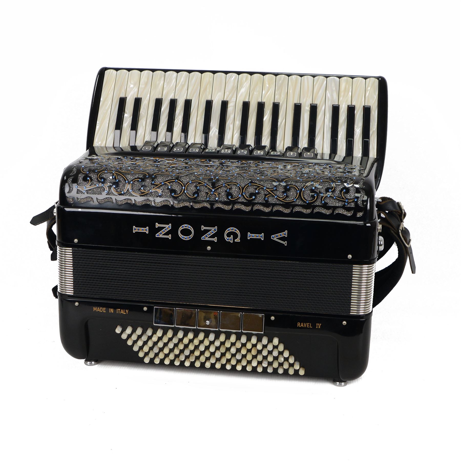  VIGNONI – Ravel IV -  Italian piano accordion with a three octave keyboard F-F compass and  96 bass buttons, four sets of treble reeds, five sets of bass reeds,  With a hard and padded travel case (on wheels).
