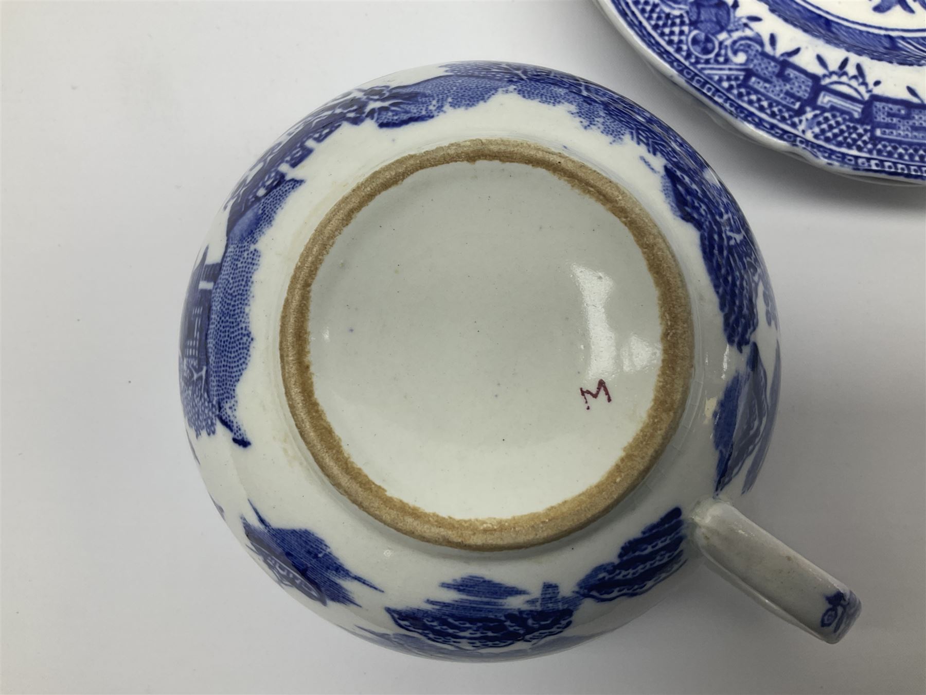 Late 18th/early 19th century Chinese export dinner plate, together with
Royal Venton Ware in Willow pattern, part dinner service, including two covered tureens, jug, six dinner plates, two serving platters, three serving platters, six dinner plates, seven side plates and seven dessert plates etc