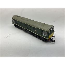 Graham Farish by Bachmann 'N' gauge - Class 31 diesel locomotive no.5826, Class 25/1 locomotive no.D5177 and Class 08 diesel shunter locomotive no.D3785 (3)