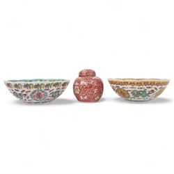 Chinese ceramics, including two bowls and a ginger jar, all with polychrome decoration, bowl D21cm