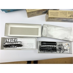 American Life-Like Proto 1000/2000 HO scale - three Baltimore & Ohio locomotives comprising FA2 No.4032, FB2 No.5016 and Budd RDC No.1951; and four 8000 Gallon Type 21 Riveted Tank Cars, one in kit form, two factory built and one kit built, all boxed (7)