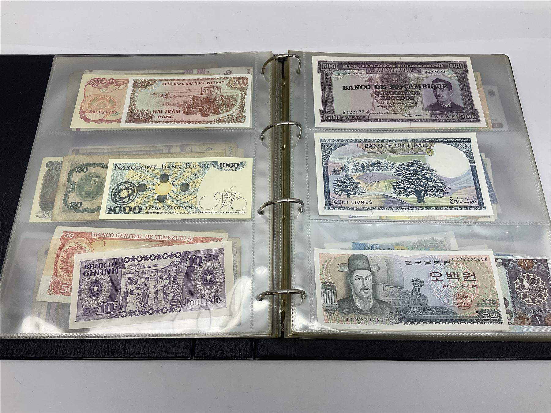 World and Great British banknotes to include Brazil, Canada, France, Germany, Ghana, Indonesia, Iraq, Hong Kong, Hungary, Japan, Vietnam, Zimbabwe, a collection of Chinese ‘Hell Money’, and quantity of ‘De La Rue Systems’ test notes, housed in ring binder and loose