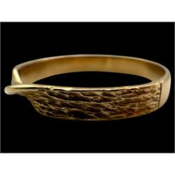 Two 9ct gold rings, comprising tri-tone wishbone ring and a cross over band ring