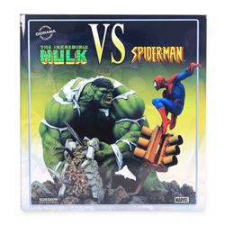 Sideshow Collectibles limited edition Hulk vs Spiderman Diorama, boxed