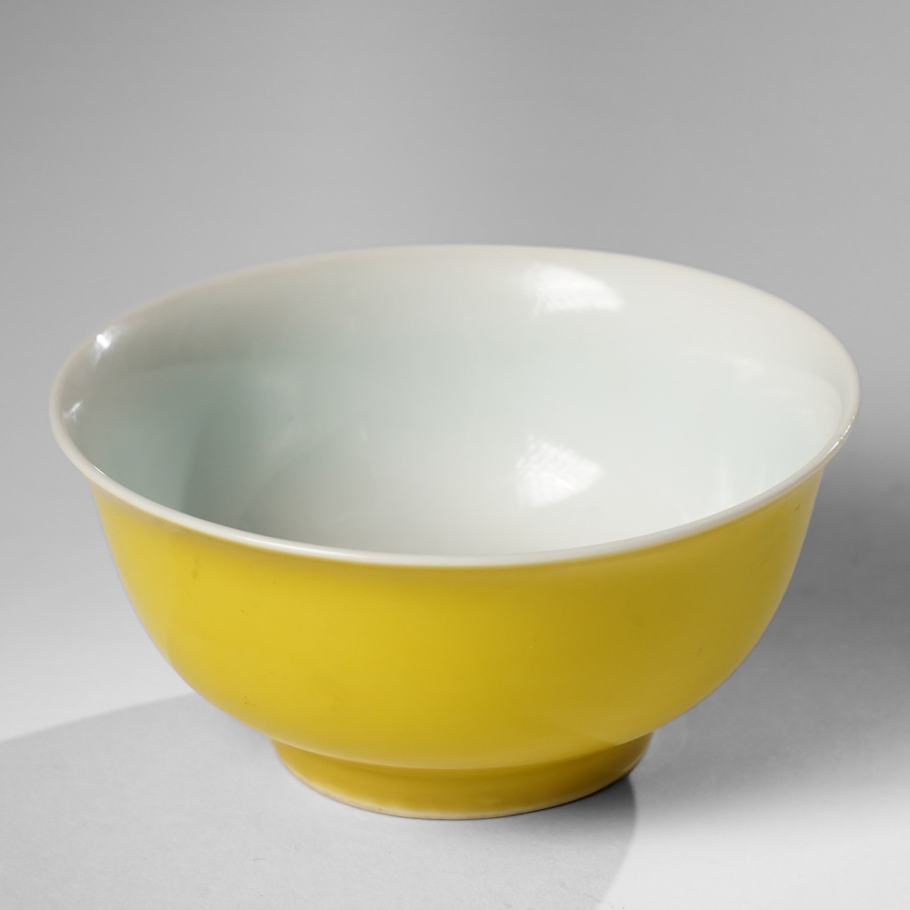 Chinese yellow glazed tea bowl with everted rim, bearing an apocryphal six-character Kangxi mark within a double ring, but later period, H5.5cm