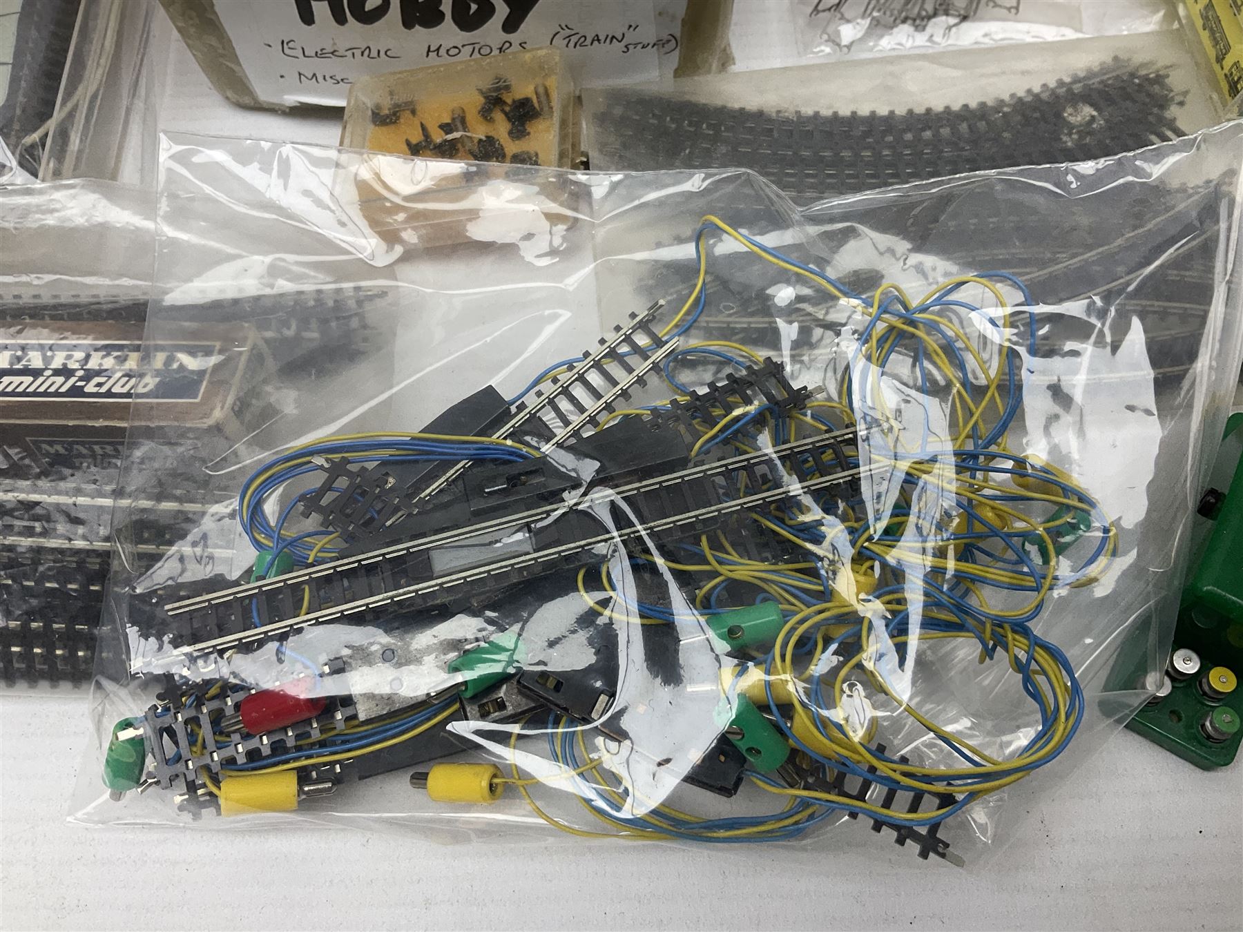 Marklin mini-club 'Z' gauge - quantity of predominantly boxed track including 8505 straights, 8530 curves, 8561 points, 8939 signals, 8591, 8507, 8510, 8564 etc; conductor wire sections with 8911 supports; short lengths, cross-overs, switches and other accessories