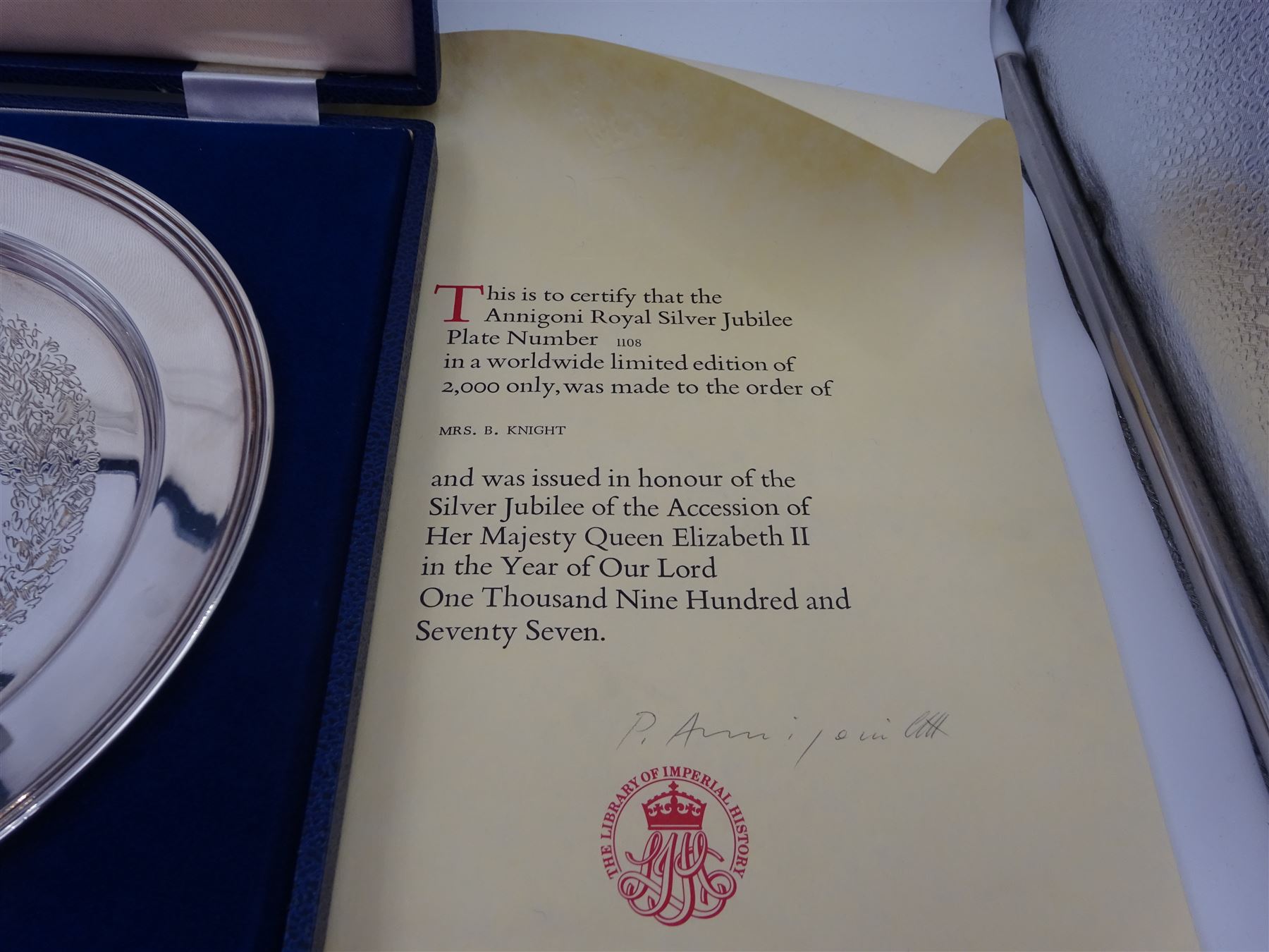 Modern limited edition silver plate, commemorating the Silver Jubilee of Her Majesty Queen Elizabeth II, designed by Pietro Annigoni, the circular plate engraved with the Queen in profile, no. 1108/2000, hallmarked Roberts & Dore, London 1977, with certificate of authenticity and contained within silk and velvet lined box, plate D22.6cm