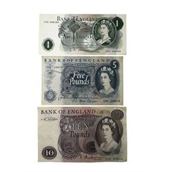 Great British and World banknotes, including Bank of England Hollom ten pounds 'A18' and five pounds 'N12', Fforde ten pounds 'A70' and five pounds 'Z26', various one pound notes, Central Bank of Belize one dollar '1st January 1987', Canada one dollar 'Ottawa 1973' etc