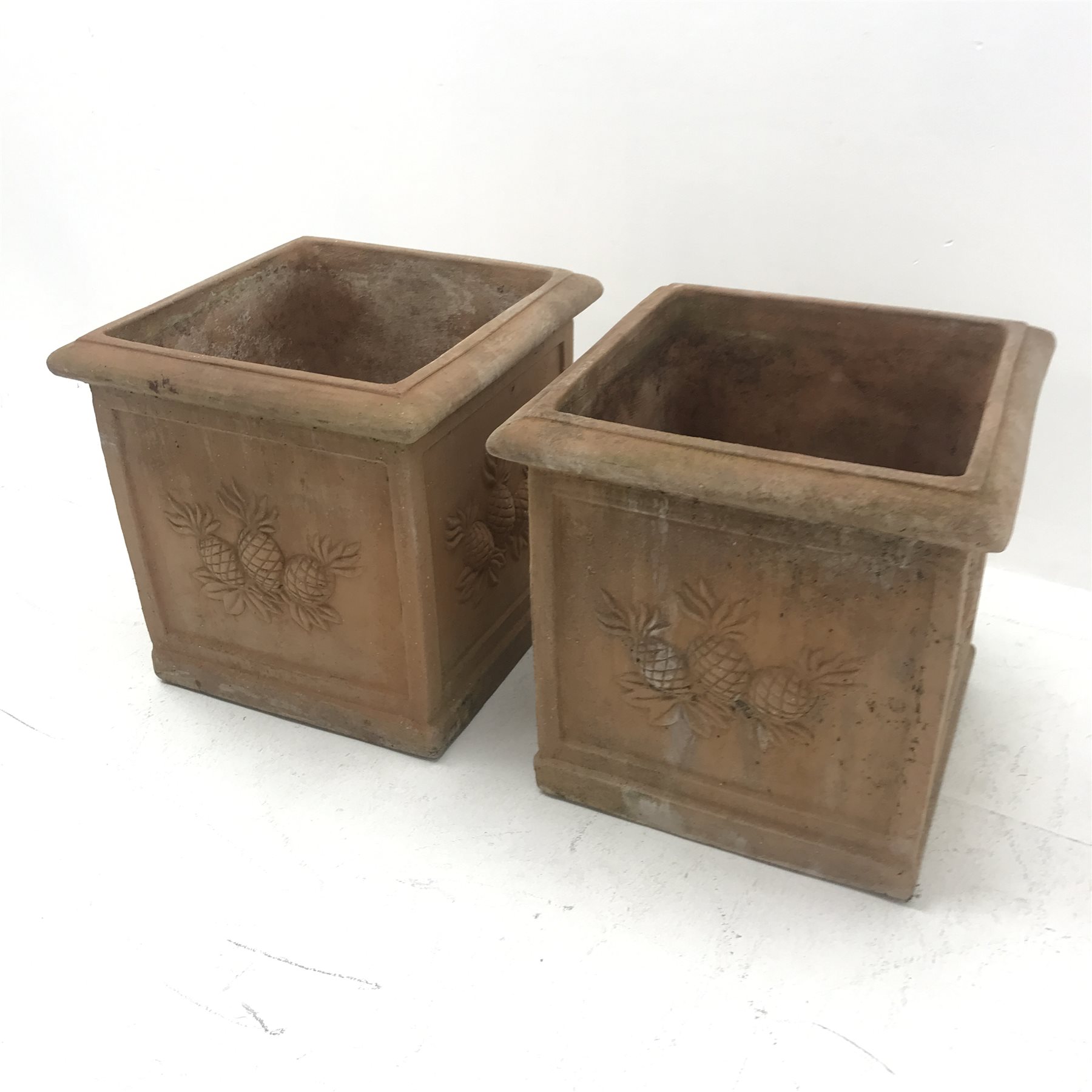 Pair square terracotta planters 05/12/2020