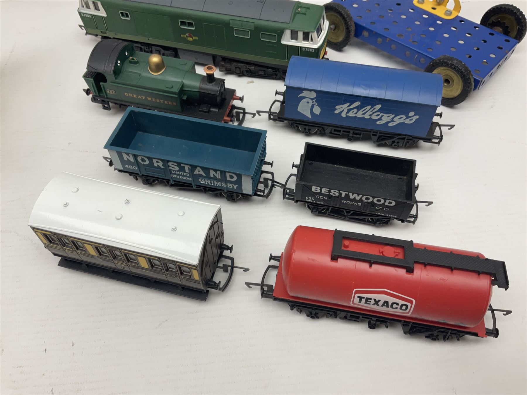 Hornby '00' gauge - Class 35 Hymek Diesel Hydraulic B-B locomotive No.D7063; Class 101 Holden Tank 0-4-0 locomotive No.101; nine wagons/coaches; track and controller; and 1978 catalogue; together with small quantity of loose Meccano with two booklets; all unboxed