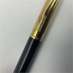 Sheaffer Crest fountain pen, the black barrel with gold plated cap and 18K nib, together with a matching ballpoint pen and further fountain pen, longest L14cm (3)