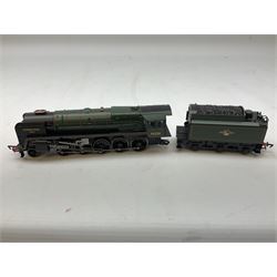 Hornby Railroad '00' gauge - Class 5 locomotive no. 5112, LNER 4-4-0 locomotive 'Hunt' no. 222 and BR Green 9F 2-10-0 locomotive no. 92220, all DCC ready (3)