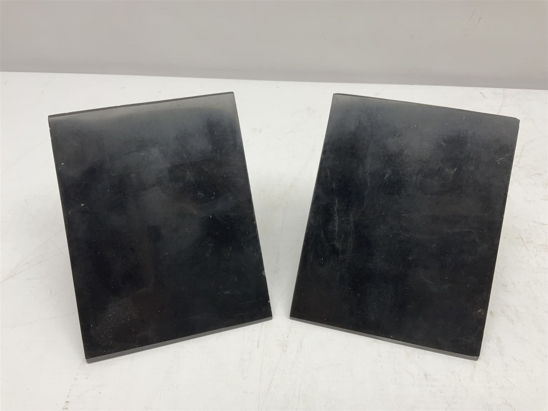 Pair of black marble book ends of triangular form, H11cm 