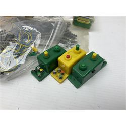 Marklin mini-club 'Z' gauge - quantity of predominantly boxed track including 8505 straights, 8530 curves, 8561 points, 8939 signals, 8591, 8507, 8510, 8564 etc; conductor wire sections with 8911 supports; short lengths, cross-overs, switches and other accessories