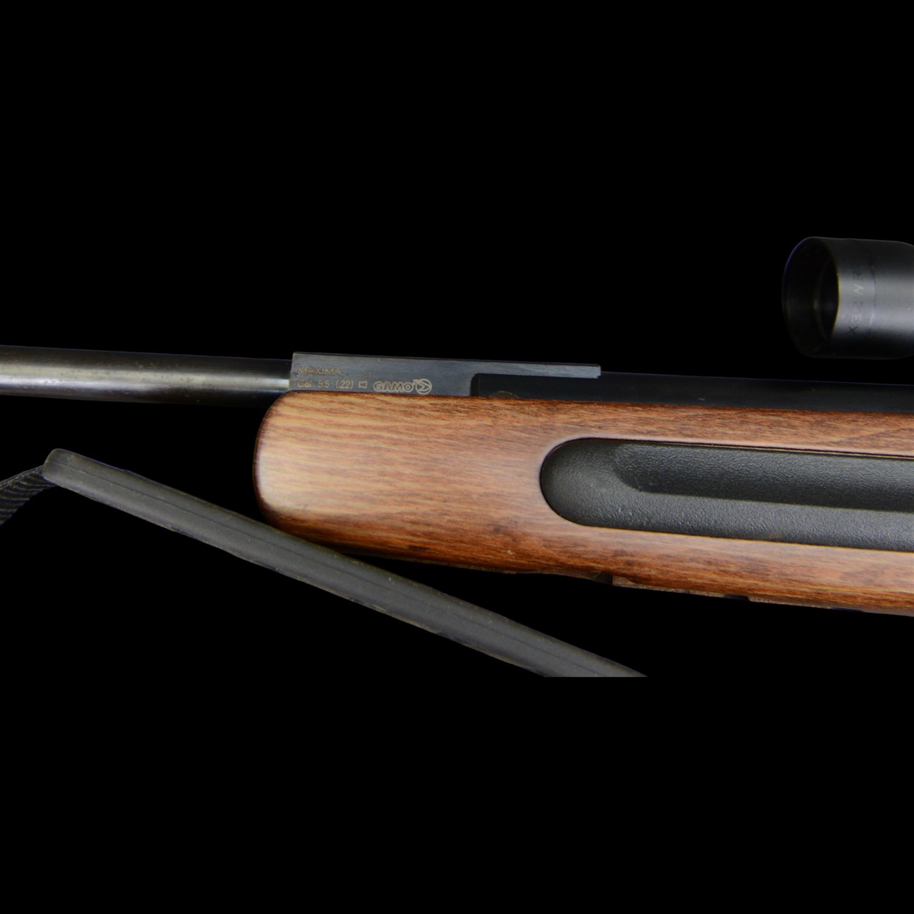Gamo Maxima .22 break barrel air rifle, serial no 04-183689-04, with Gamo sight, in gun sleeve, L121cm
