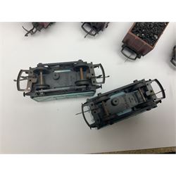 Various makers ‘00’ gauge - large quantity of rolling stock to include boxed Mainline, Graham Farish and Wrenn examples; loose examples to include Hornby, Tri-Ang, Joeuf etc 