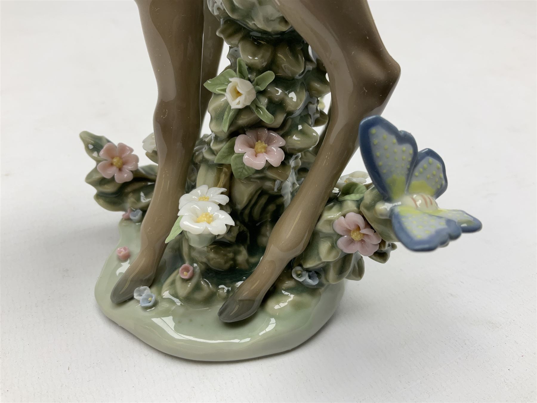 Two Lladro deer figures, comprising A Fawn and Friend no 5674 and Hi There no 5672, both with original boxes, largest example H14.5cm