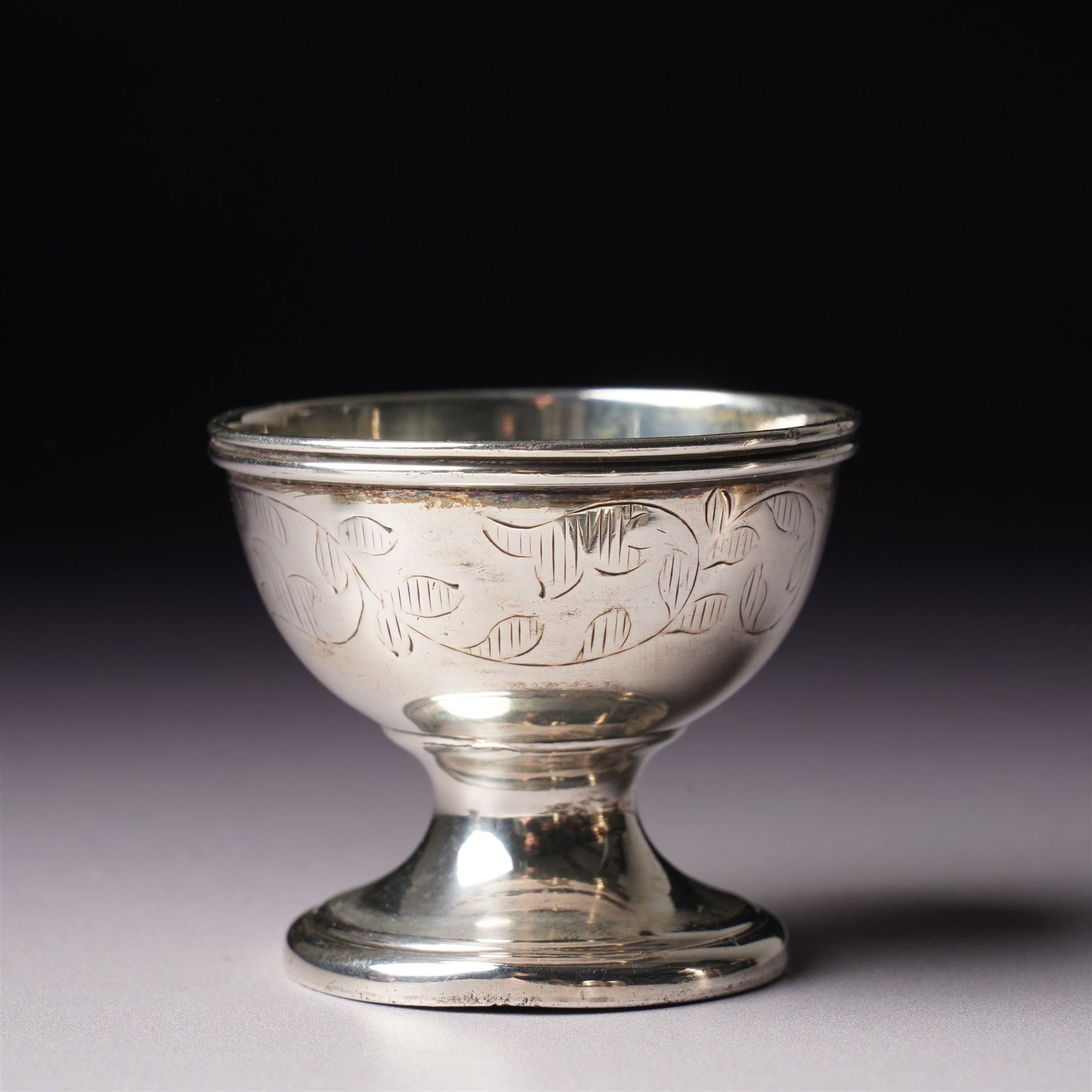 Small silver pepper mill H7cm London 1987,  small silver baluster measure, silver egg cup, two thimbles and a silver note clip
