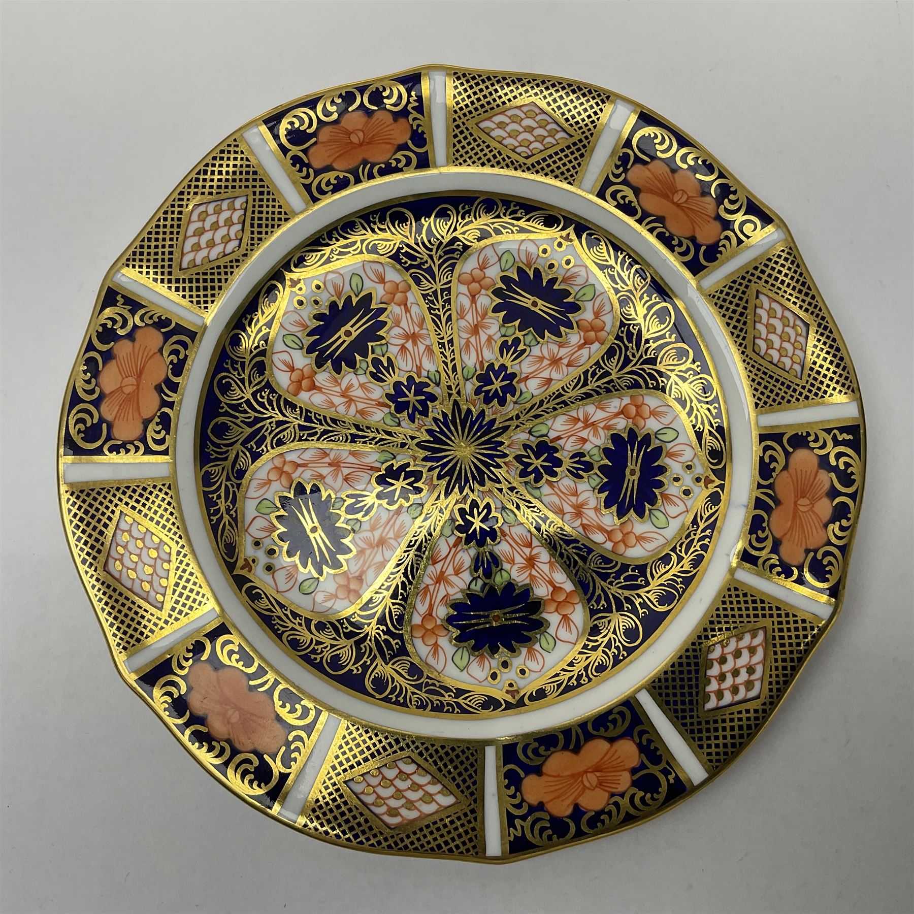 20th century Royal Crown Derby Imari 1128 pattern plates, comprising four side plates and three smaller examples, with printed and painted marks beneath, including illustration date codes for 1918 and 1920, and Roman numeral date code for 1979, larger examples D18cm, smaller D15cm, (7)
