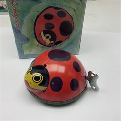 Twenty six tinplate models to include Ferris Wheel and Performing Circus Elephant, marked JW, further similar examples such as Duck on a Bike, Clown on Roller, Carousel; Popeye Tin Speedboat; Looney Tunes Wind Up Cars and Express Train; various international examples, MS107 Jumping Bambi, Pop Pop Boat, jumping frogs, pecking chickens etc; both boxed and loose