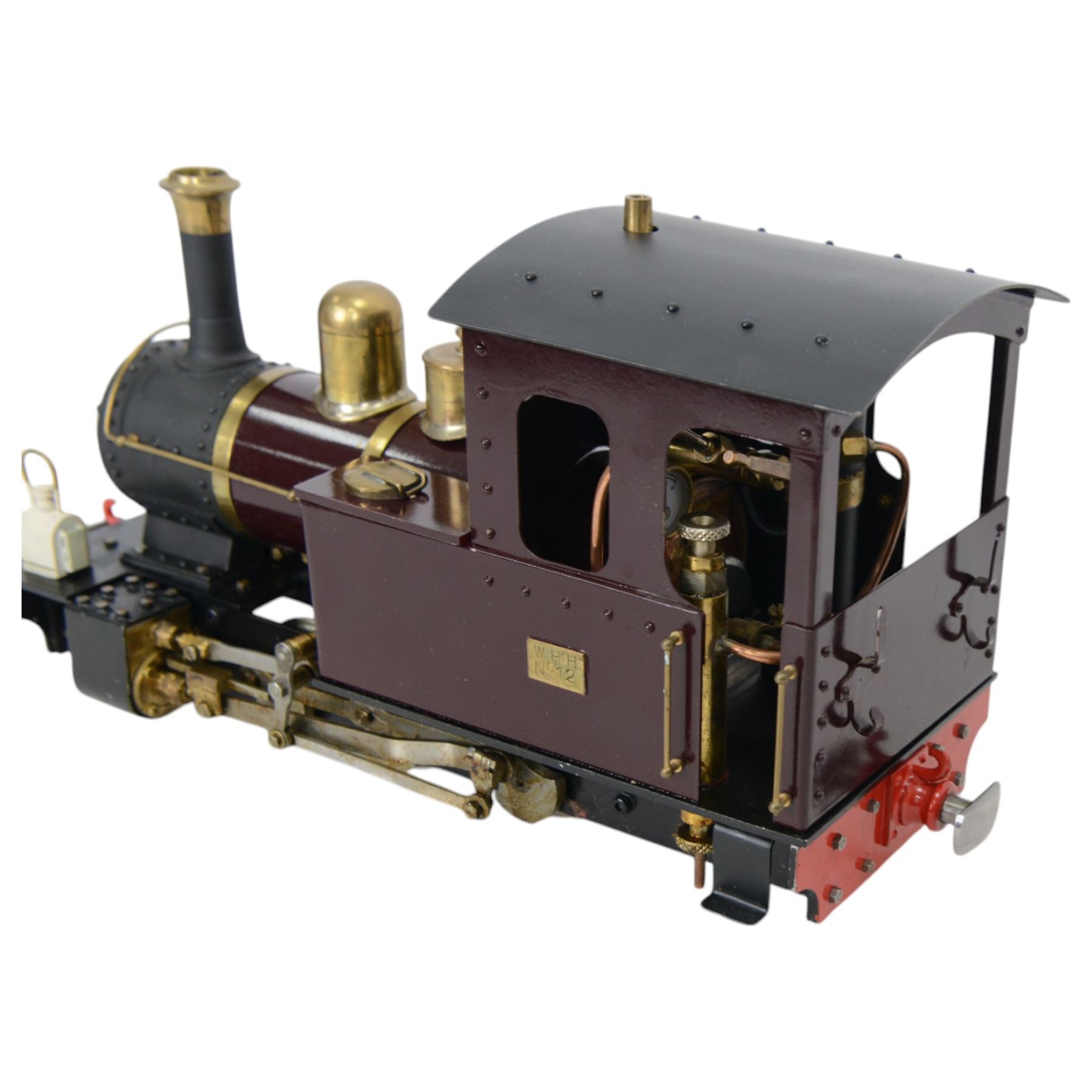 Roundhouse Gauge 1 live steam 0-6-0 tank locomotive, with two serial numbers Roundhouse 060704H and Roundhouse 290404F, in maroon livery 