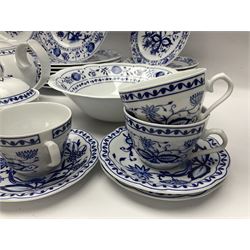 Kahla Zwiebelmuster tea and dinner service for eight , to include teapot, milk jug, covered sucrier, cups and saucers, dinnerplate's etc 