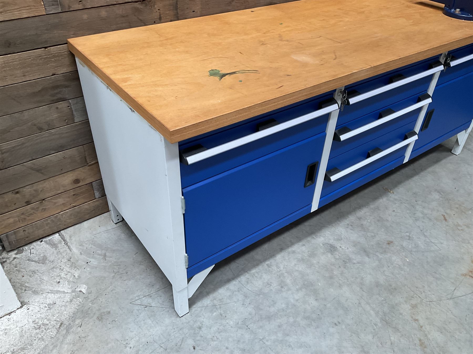 Bott cubio storage workbench, five drawers and two cupboards, single vice