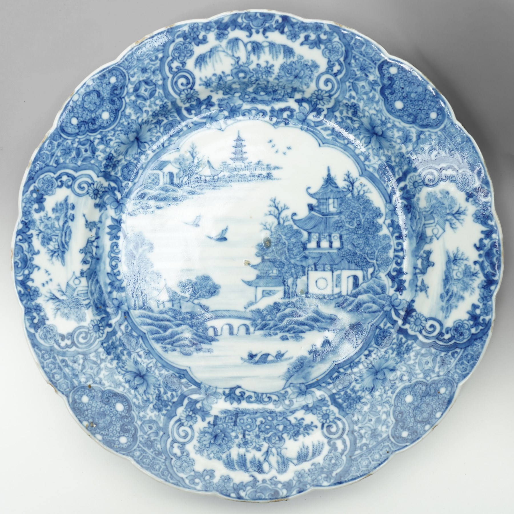Set of five Chinese Qianlong period blue and white plates, D23cm 