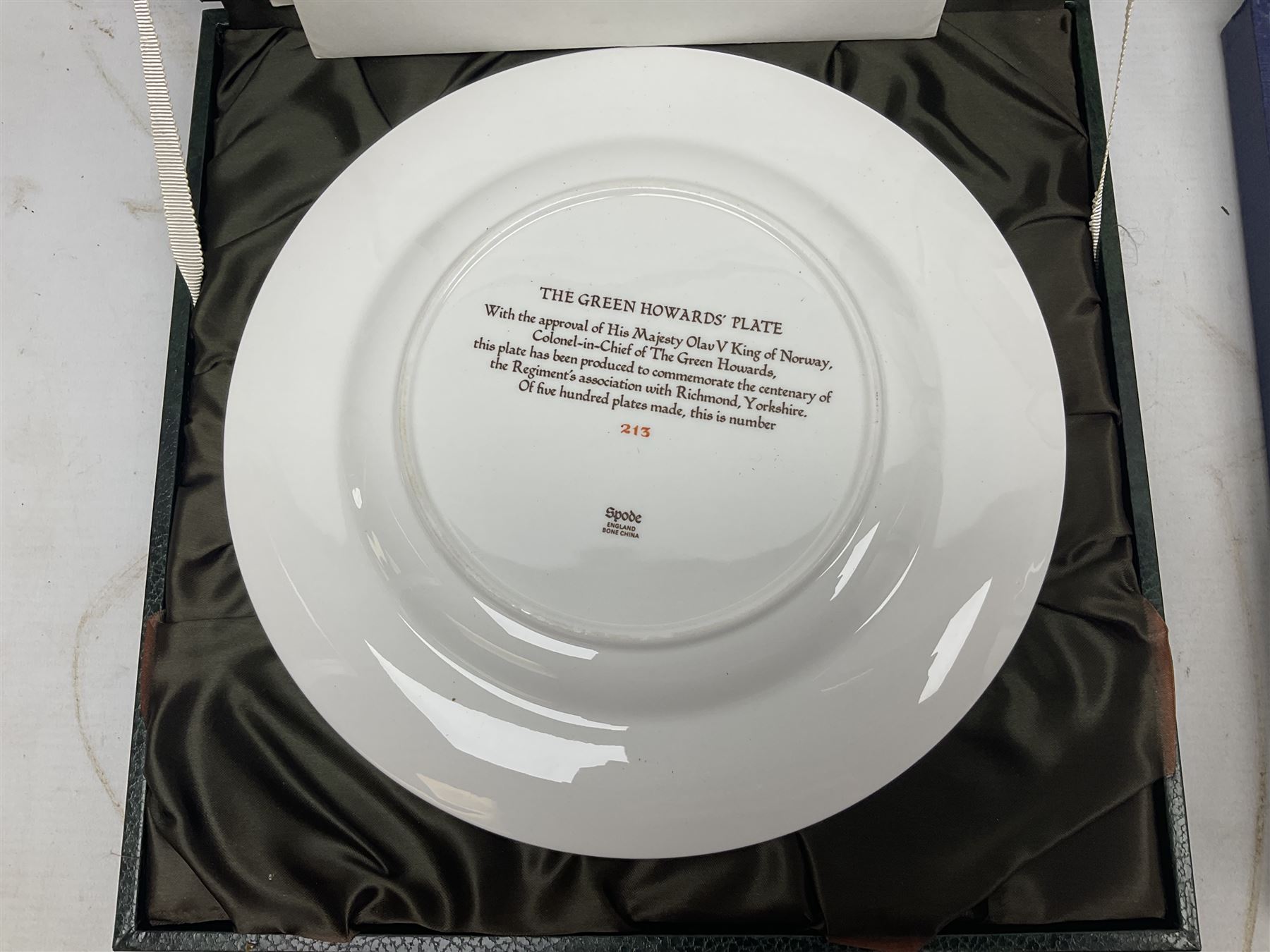 Five Spode Mulberry Hall limited edition Regimental commemorative plates - Parachute Regiment No.51/500; Gloucestershire Regiment No.38/500; Duke of Wellington's Regiment No.285/500; Royal Welch Fusiliers No.40/500; and Green Howards No.213/500; all boxed with certificates (5)