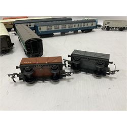 Hornby/Tri-Ang ‘00’ gauge - eight various coaches and eighteen goods wagons; all unboxed (26)