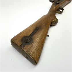 Indian ornamental percussion cap muzzle loading musket with walnut stock, chequered pistol grip, brass fittings and under barrel ramrod L112cm overall