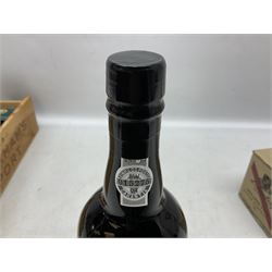 D`Arenburg 2007 The dead Arm Shiraz, 1.5 litre, 14%, together with Grahams 2001 crusted port, 75cl, 20%, both boxed 