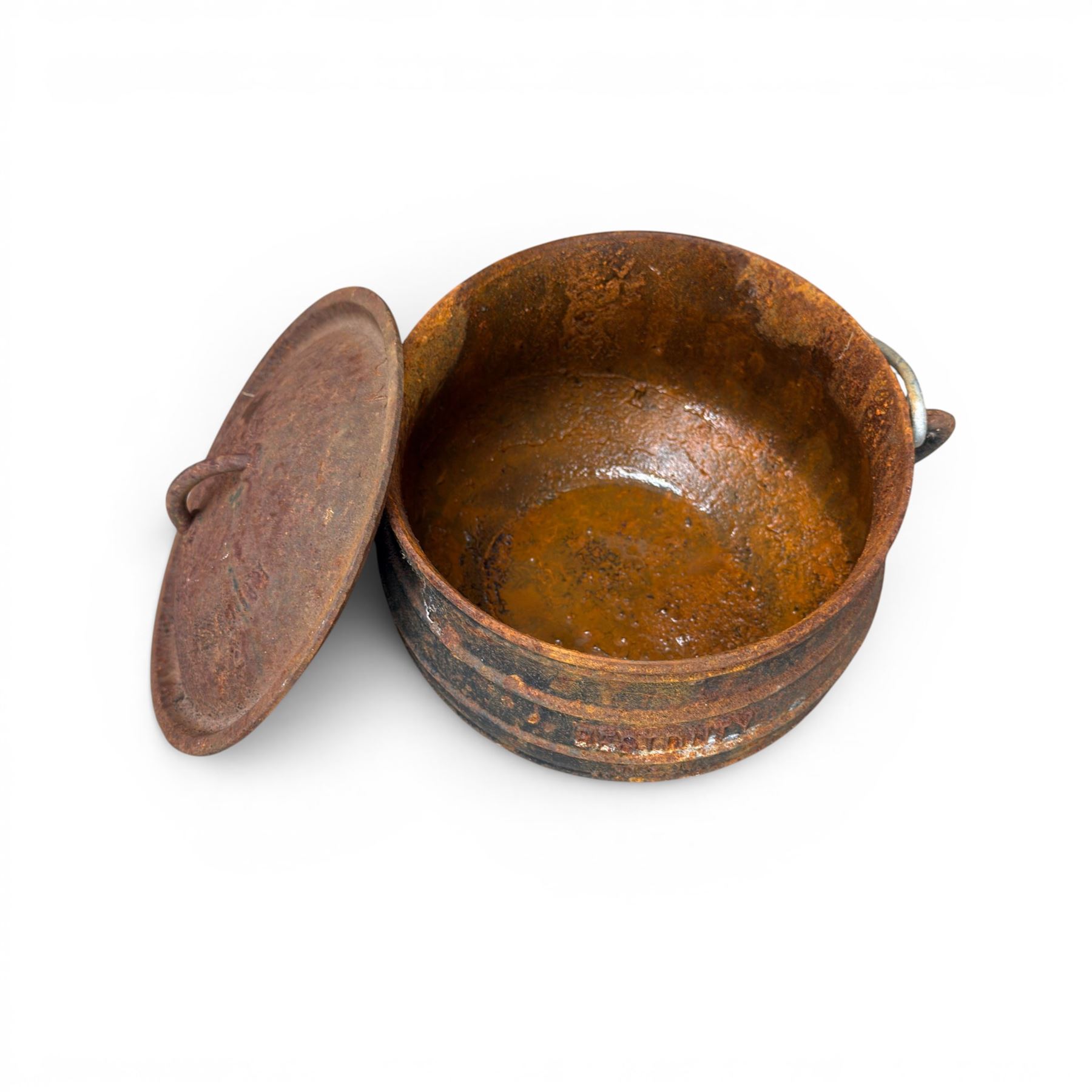 Three South African cast iron graduating cooking pots with lids and handles. Size shown for the largest