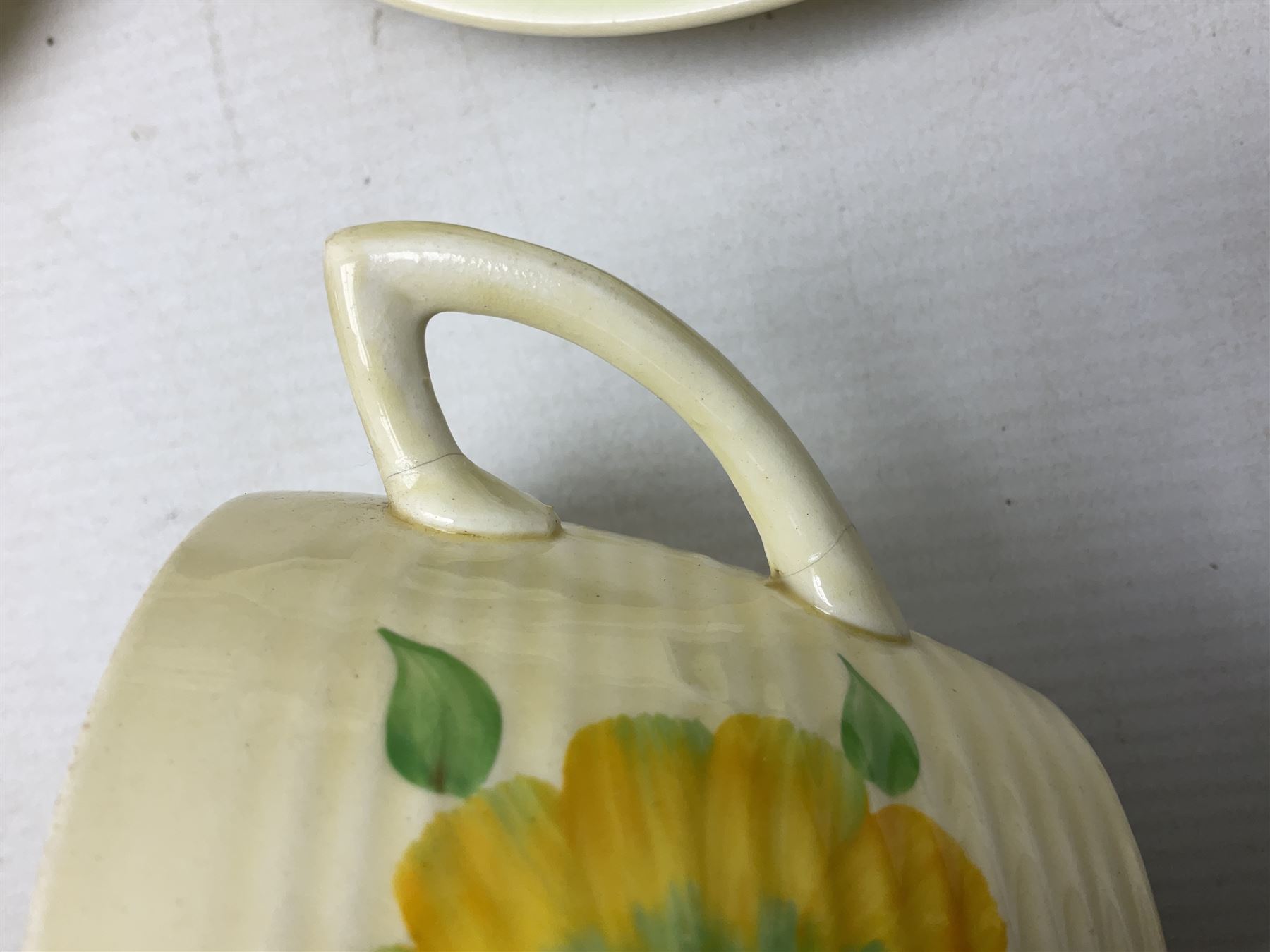 Wilkinson Clarice Cliff honeydew pattern tea service for eight, comprising teapot, milk jug, open sucrier, teacup and saucers, dessert plates and two side plates (29)