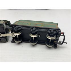 Wrenn '00' gauge - two Castle Class' 4-6-0 locomotives - 'Devizes Castle' No.7002 in GW Green; and 'Windsor Castle' No.4082 in BR Blue; both boxed with instructions (2)