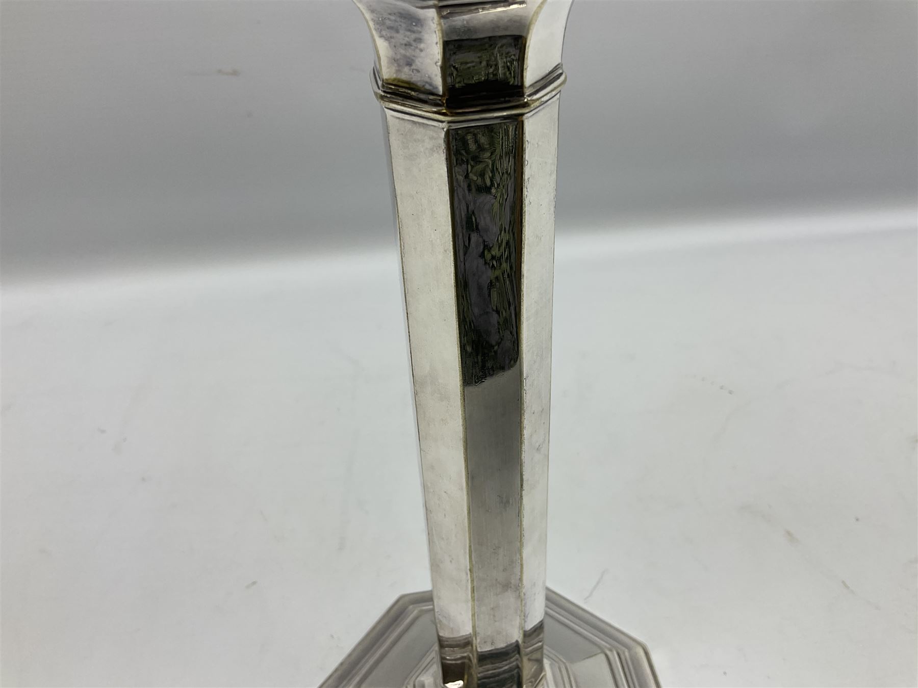 20th century Hawksworth, Eyre & Co silver plated oil lamp, the octagonal stepped base with engraved dedication, leading to an octagonal column supporting a faceted clear glass reservoir, Hinks Duplex burner, clear glass chimney, and cranberry glass shade, overall H71.5cm