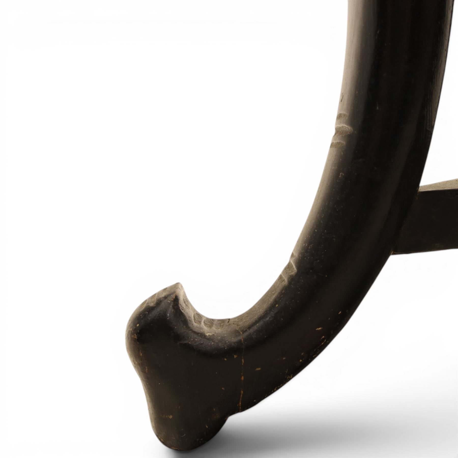 Oriental design black lacquered jardinière stand, circular moulded top with raised rim, the base formed as three elephant heads with carved ears and simulated tusks, on shaped supports with paw terminals