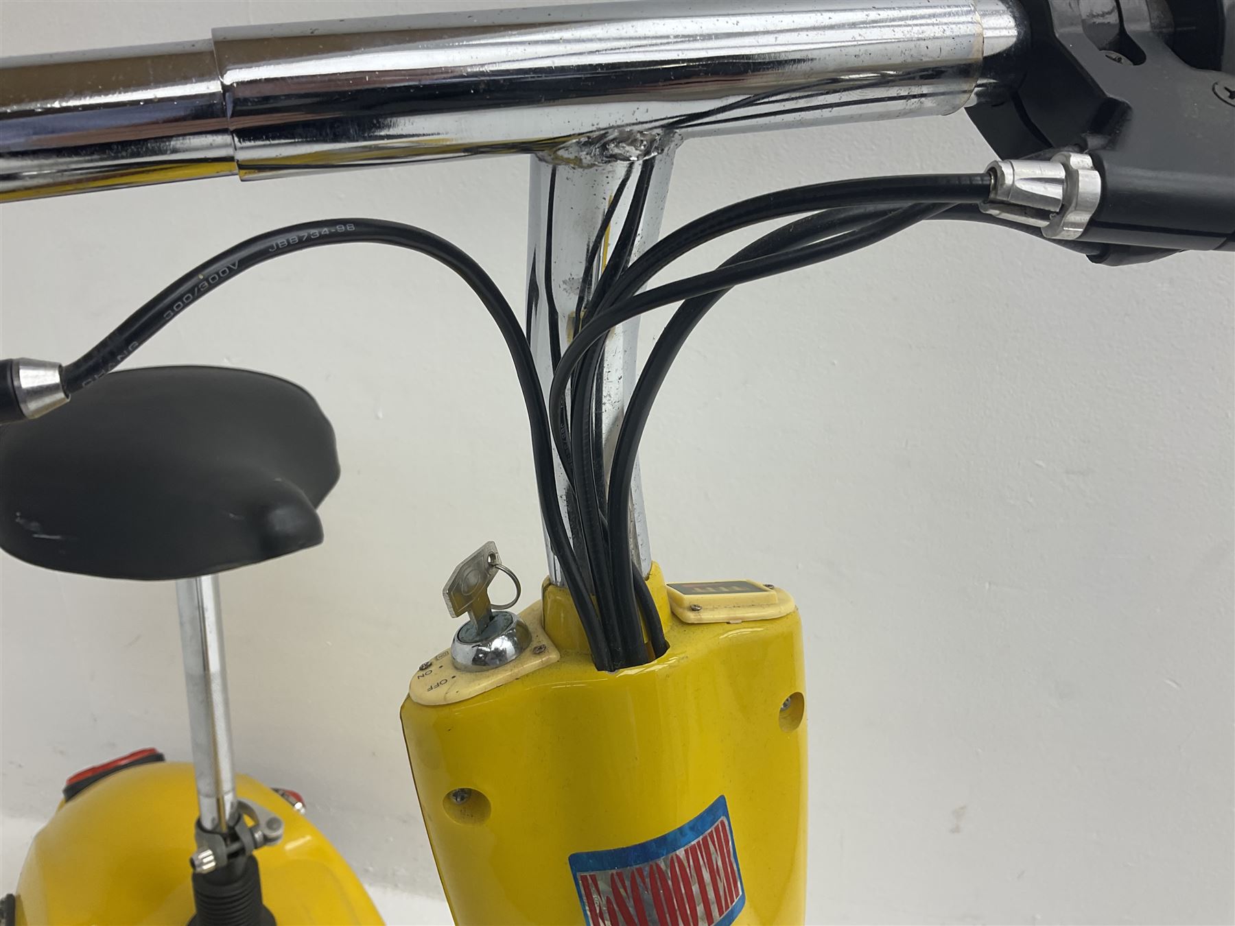 E-Scooter yellow electric 2-wheel scooter with seat and charger L106cm