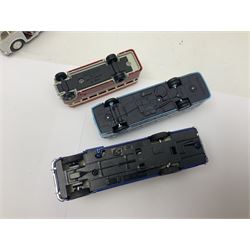 Thirty-one modern die-cast models of buses, coaches and wagons of various scales by EFE, Lledo, Oxford Die-Cast, Atlas etc, to include EFE 15702, 15704 and 15708 boxed; further models are unboxed 