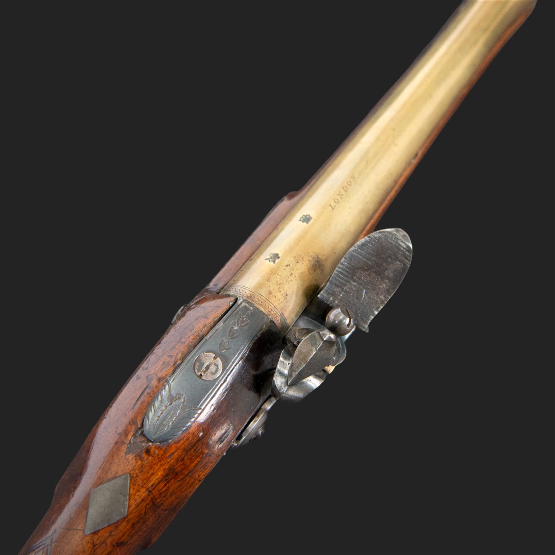 English flintlock blunderbuss, circa 1780 by R. Sutherland of London, the 32cm brass barrel with proof marks and London to the top, with original ramrod with brass tip below, the lock engraved Sutherland, walnut stock with brass butt plate, steel trigger guard with acorn finial, overall L70cm  
