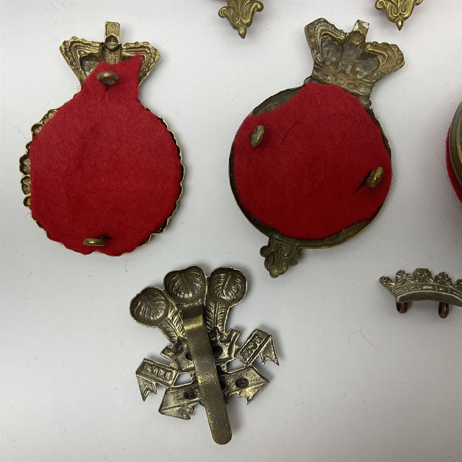 Fifteen cap badges of Irish interest including 4th Royal Irish Dragoon Guards, Connaught Rangers, Royal Irish, Munster and Dublin Fusiliers, 5th Lancers, Inniskilling Regt.,Leinster Regt., Irish Guards etc (15)