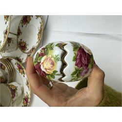 Royal Albert Old Country Roses pattern tea and dinner wares, including tiered cake stands, cake plate, napkin rings, egg cups, pierced serving platters, etc 