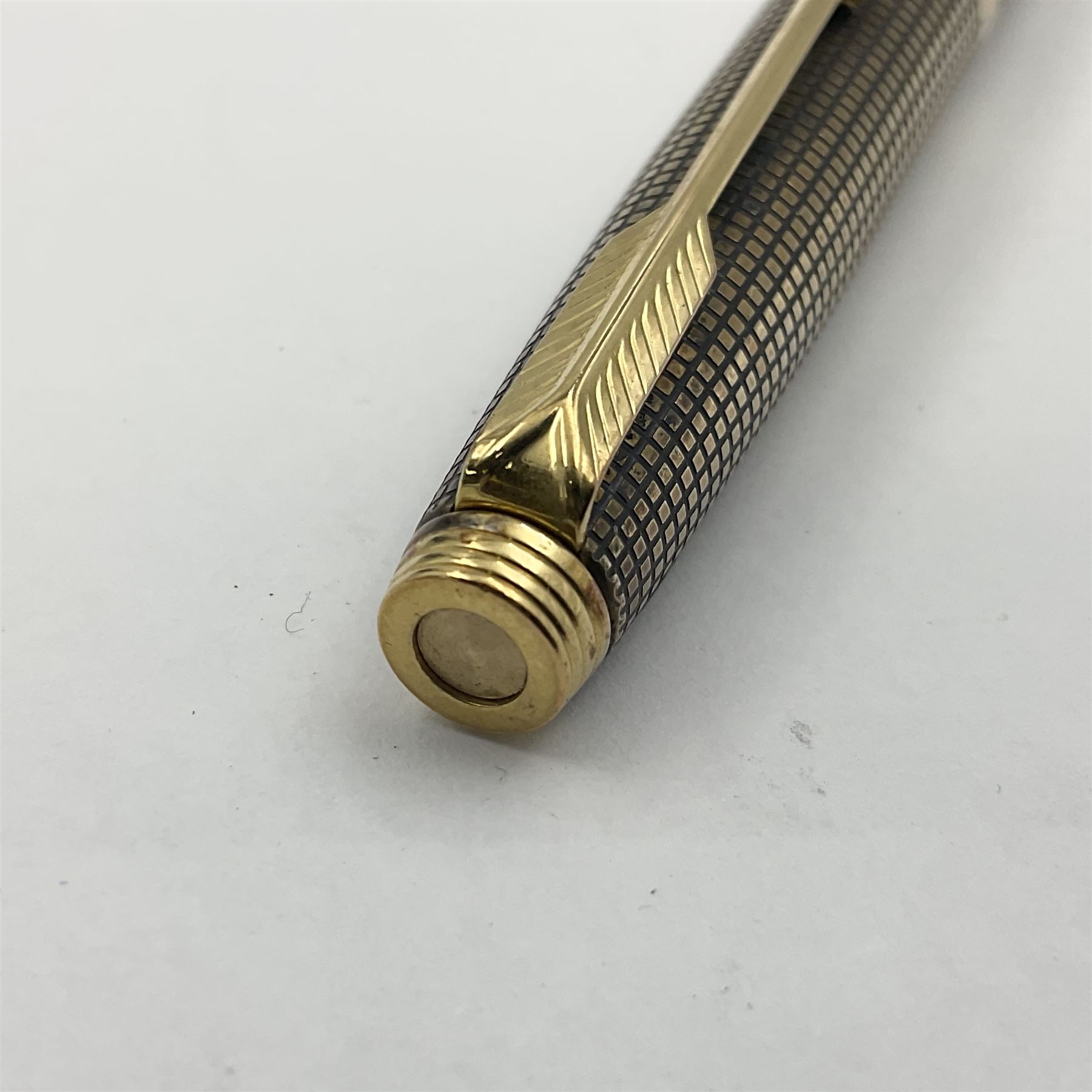 Parker Cisele 75 fountain pen, the silver barrel and cap with square pattern stamped U.S.A Sterling Vermeil Cap & Barrel and gold nib stamped 14K, length L13cm
