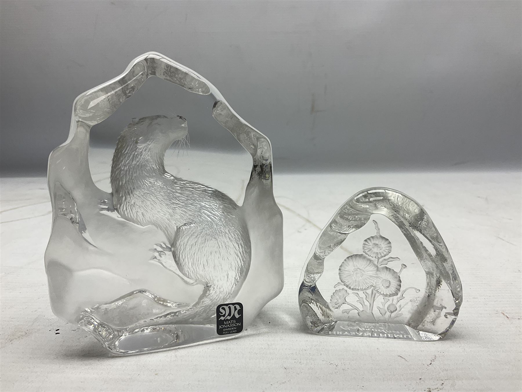 Mats Jonasson of Sweden glass Otter paperweight, Capredoni by Dartington Crystal Crysanthemum paperweight, boxed British Fossils agate geode, silver plated wine bottle coaster and Aynsley vase, etc, all boxed