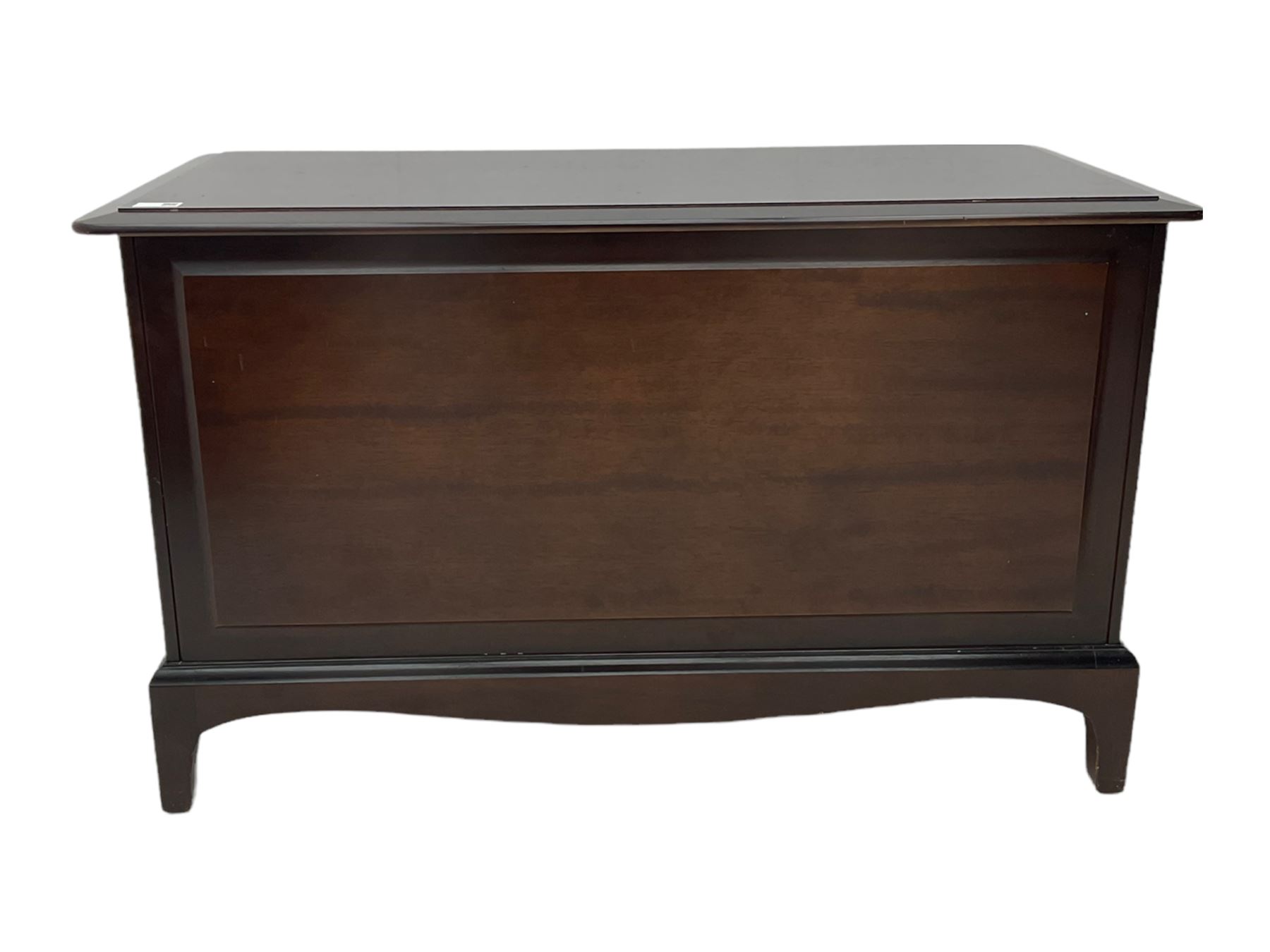 Stag - Minstrel range mahogany three drawer chest, pair of matching bedside stands and blanket box