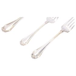 Late 19th/early 20th century American silver Shell & Thread type pattern part canteen, comprising twelve table spoons, twelve table forks, twelve dessert forks, twelve mother of pearl handled butter knives, eleven smaller mother of pearl handled butter knives, eleven teaspoons, twelve pastry forks, six parfait spoons, and large soup ladle, marked for Mermod, Jaccard & Co., St Lois, Missouri, also marked Sterling